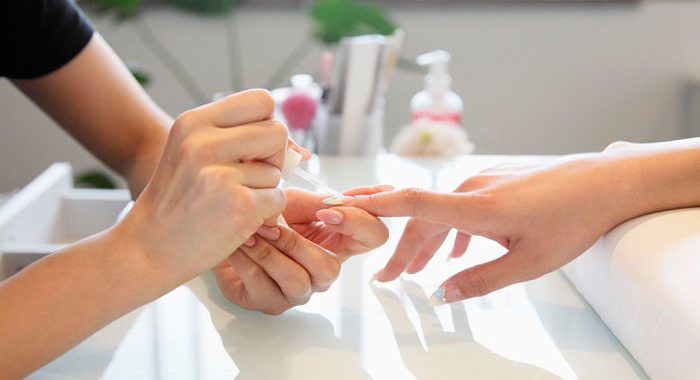 Consecuencias de pintarse las uñas: Efectos nocivos y consejos